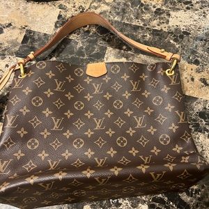 Louis Vuitton medium handbag. Like brand new. Very good condition.
